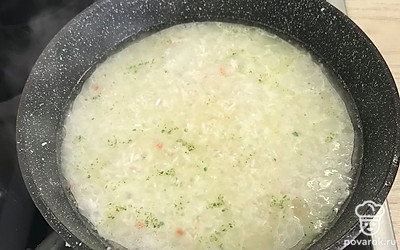 Залейте кипятком, добавьте бульонный кубик. Варите на умеренном огне до выпаривания жидкости с поверхности.