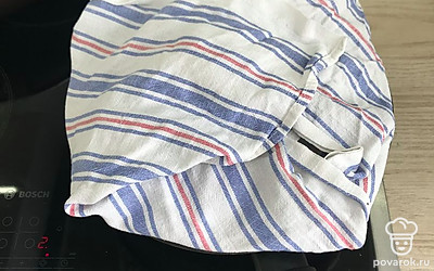 Убавьте огонь до минимума. Закройте крышкой, предварительно затянув ее полотенцем, чтобы конденсат на крышке не попадал на рис. Варите еще 15 минут.