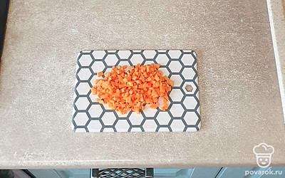 Морковь нашинкуйте мелким кубиком.