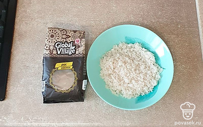 Рис несколько раз промойте в холодной воде.