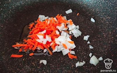 Нарежьте репчатый лук кубиками. Морковь натрите на крупной терке. Все обжарьте на растительном пару минут. 