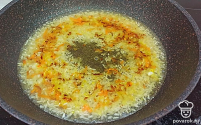 Затем залейте все водой и тушите рис 15 минут. В конце посолите. 