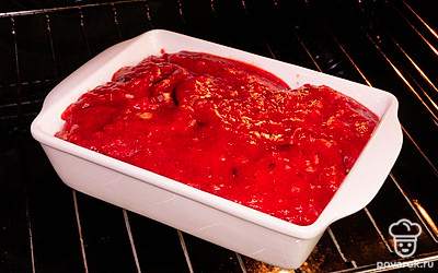 Разогрейте духовку до 200 градусов. Возьмите форму для запекания и на дно положите пару ложек томатного соуса. Сверху выложите слой баклажанов, затем слой моцареллы, после слой тертого сыра. В той же последовательности выложите все ингредиенты слоями. В самом конце добавьте соус и поставьте форму в духовку на 25-30 минут. По истечении времени достаньте форму, посыпьте пармезаном и панировочными сухарями. Сверху положите немного тонко нарезанного сливочного масла и отправьте в духовку еще на 10 минут.