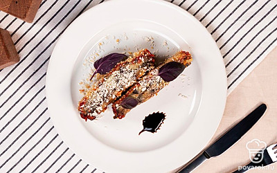 Перед подачей украсьте листьями базилика.