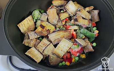 Обжарьте овощи на растительном масле до полной готовности.