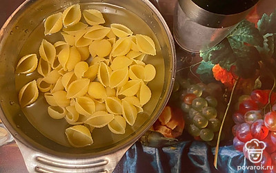 Отварите макароны в подсоленной воде в течение 12 минут после закипания. После варки промойте макароны.