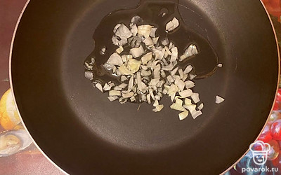 На сковороду налейте масло, нашинкуйте репчатый лук.