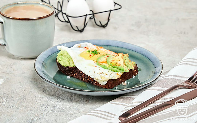 Тост с авокадо и куриным яйцом — Рецепт с фото