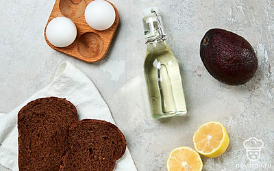 Подготовьте необходимые продукты, удобно расположите их на рабочем столе. Яйца вымойте, просушите. Авокадо вымойте, очистите от кожицы и семян. Из половинки лимона выжмите 1 ч. л. сока. Укроп вымойте, просушите и мелко порубите.