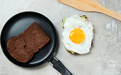 Соберите тосты. Ломтики хлеба поджарьте на сухой сковороде в течение 2-3 минут. На готовые тосты намажьте пасту из авокадо, сверху выложите по 1 яйцу, посолите и поперчите.