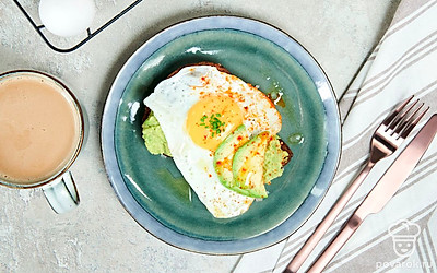 Тосты с авокадо выложите на сервировочные тарелки, посыпьте измельченным укропом.