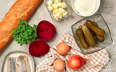 Подготовьте продукты для приготовления багета с филе сельди. Масло размягчите. Зелень помойте, измельчите. Лук почистите, нарежьте полукольцами. Сельдь почистите от костей. Разрежьте вдоль на две половины, не нарушая целостности. Огурцы нарежьте тонкими кружочками. Совет: Качественная сельдь имеет упругие темно-красные жабры без запаха гнили, плотное тельце без порезов, повреждений, коричневого налета.