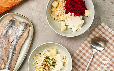 Сделайте начинку. Яйца отварите вкрутую 10 минут, почистите, натрите на средней терке. Отварите свеклу 20-25 минут. Натрите на мелкой терке. Соедините в миске яйца, сливочный сыр и масло. Разделите смесь на две части. В одну добавьте свеклу, в другую — зелень.