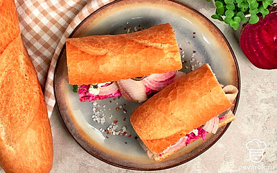 Нарежьте багет с филе сельди на порционные кусочки и подайте к столу.