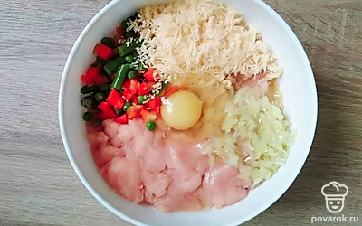 Сыр потрите на мелкой терке. Соедините куриный фарш с луком, овощами, сыром и специями. Добавьте яйцо, посолите и хорошо перемешайте. Добавьте сливки и перемешайте до однородного состояния.