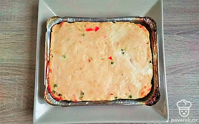 Форму для выпечки смажьте растительным маслом, выложите фарш, равномерно распределите его и уплотните. Накройте фольгой и запекайте в духовке 30 минут, затем запекайте еще 30 минут без фольги, чтобы террин слегка подрумянился.