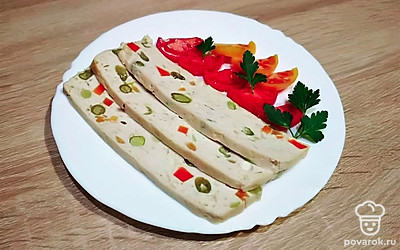 Готовый террин остудите, выньте из формы и нарежьте порционными кусочками. Подавайте в качестве холодной закуски.