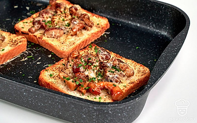 Сформируйте тосты. Выложите готовые грибы и лук на ломтики хлеба. Посыпьте бутерброды тертым сыром и поставьте в духовку на 5 минут, пока не расплавится сыр. Готовые тосты посыпьте нарезанной зеленью.