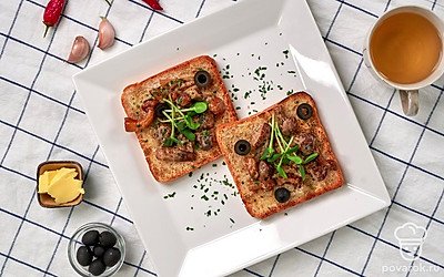 Подавайте тосты с лесными грибами горячими.