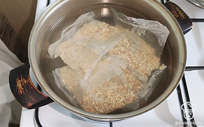 Отварите перловку в пакетиках от компании «Global Village» согласно инструкции на упаковке. Пакетики залейте водой, доведите до кипения. Посолите и на среднем огне варите 50 минут.