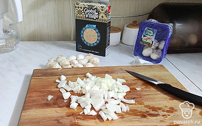 Репчатый лук мелко нарежьте.