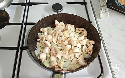 Шампиньоны нашинкуйте крупными кусочками. На растительном масле обжарьте репчатый лук и шампиньоны, посолите по вкусу.