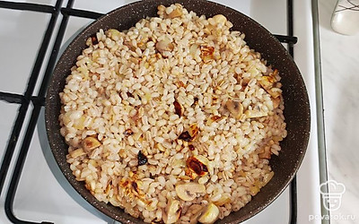 После того, как перловка сварилась, смешайте ее с грибами и луком. Обжарьте на среднем огне, для получения аппетитной корочки.