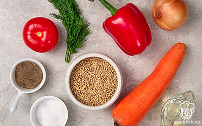 Промойте перловую крупу несколько раз, пока вода не станет прозрачной. Вымойте и обсушите овощи и зелень. Очистите лук. Удалите у перца плодоножку, семена и белые перегородки. Подготовьте кастрюлю и сковороду для жарки.