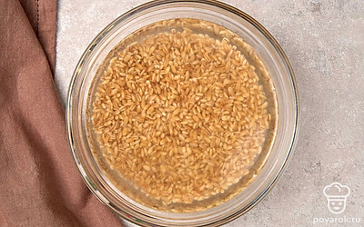 Переложите промытую крупу в миску. Залейте ее водой и оставьте на 30 минут, чтобы она разбухла.