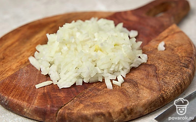 Нарежьте лук небольшими кубиками.