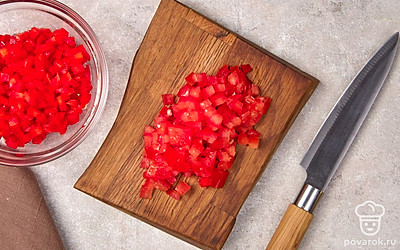 Измельчите болгарский перец и помидор кубиками такого же размера, как и лук.