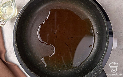 Поставьте сковороду с маслом на умеренный огонь. Дождитесь, когда масло разогреется.