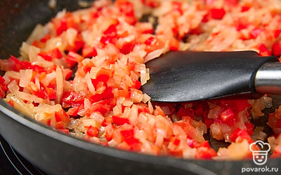 Выложите в сковороду овощи и обжарьте их в течение 7-8 минут, периодически помешивая. Снимите сковороду с огня.