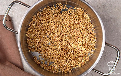 Когда перловка настоится, слейте воду и переложите ее в кастрюлю.