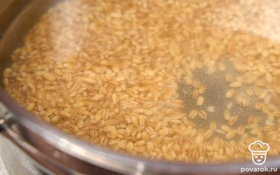 Залейте крупу чистой водой так, чтобы она покрыла ее на 2-3 см.