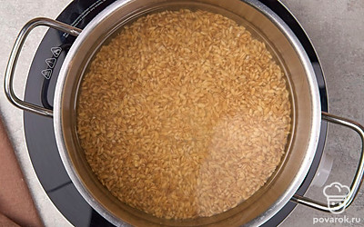 Поставьте перловку на медленный огонь. Оставьте ее вариться 30-40 минут до готовности.