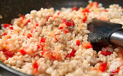 Переложите готовую крупу в сковороду с овощами. Добавьте соль и перец по вкусу. Перемешайте.