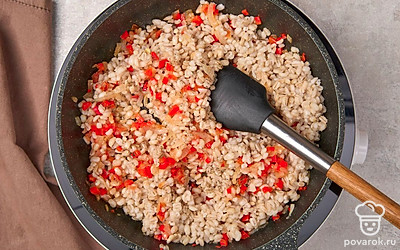 Снова поставьте сковороду на огонь. Готовьте гарнир еще 5-7 минут, периодически помешивая. После этого уберите сковороду с плиты.