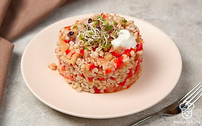 Украсьте блюдо микрозеленью и сметаной.