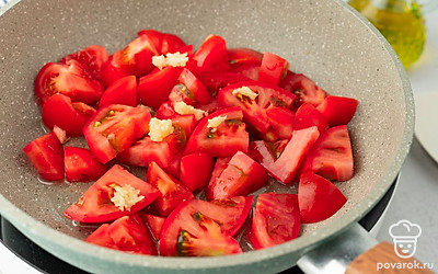 Пока варится перловка, нарежьте помидоры небольшими дольками. Разогрейте в другой сковороде оставшееся растительное масло. Обжарьте помидоры с оставшимся чесноком в течение 10 минут на среднем огне.