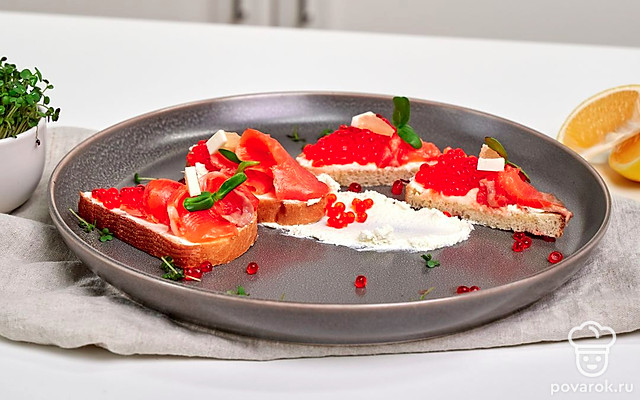 Тост со слабосоленой семгой — Рецепт с фото