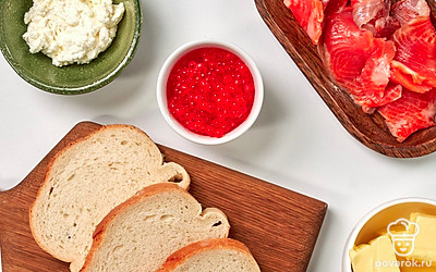 Лимон помойте и нарежьте круглыми ломтиками. Вымойте и просушите укроп, удалите толстые стебли. Подготовьте тостер и нужную посуду: тарелку и шпажки для подачи, нож и ложки для готовки.