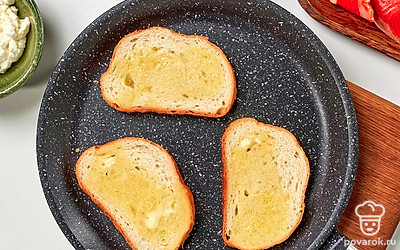 Подготовьте ингредиенты. Подсушите ломтики батона в тостере и смажьте их сливочным маслом. Порежьте рыбу тонкими ломтиками.