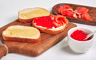 Соберите тосты. Выложите сыр рикотта на смазанный маслом хлеб. На одну половину тоста выложите рыбу, а на другую — икру.