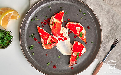 Украсьте тосты веточками укропа и ломтиками лимона. Лимон закрепите шпажкой.