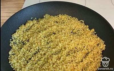 Разогрейте на сковороде сливочное масло и добавьте в него стакан булгура. Обжаривайте до легкого подсушивания и появления приятного аромата. Влейте 2 стакана воды в сковороду. После закипания уменьшите огонь, посолите по вкусу и варите булгур до полного впитывания воды, примерно 20 минут. После этого ваш ароматный и вкусный гарнир готов.