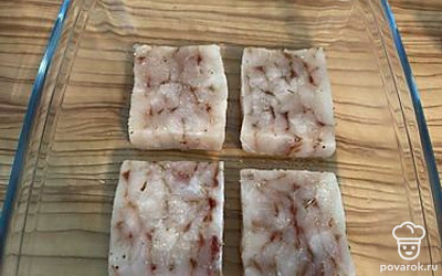 Промойте и просушите бумажными полотенцами филе минтая.