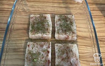 Прогрейте духовку до 180 градусов 5-10 минут и поместите филе в форму для запекания. Посолите и посыпьте укропом. Накройте форму фольгой.