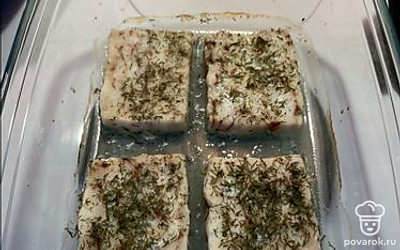 Запекайте минтай 25 минут. За 5 минут до готовности снимите фольгу.