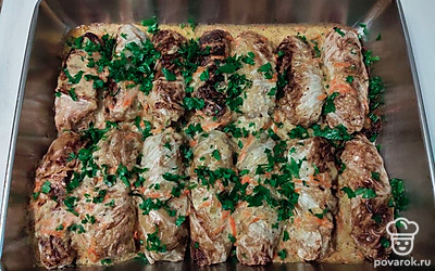 Затем добавьте муку и сметану, разведенную с водой. Добавьте соль и перец по вкусу. Залейте сосиски соусом, добавьте зелень и отправьте в духовку, разогретую до 180 ℃ на 40 минут. Накройте противень фольгой.